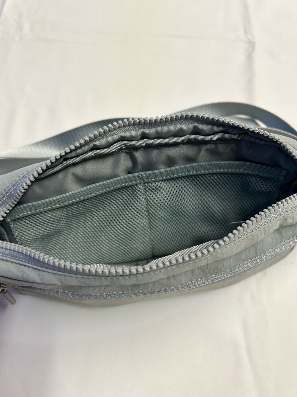 LULULEMON Multi-pocket Crossbody - Picture 4 of 4